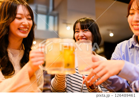 居酒屋で乾杯をする20代の女性 居酒屋で乾杯をする20代の女性 126489461