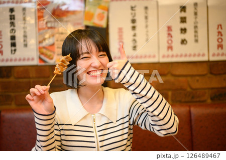 居酒屋利用の女性 126489467