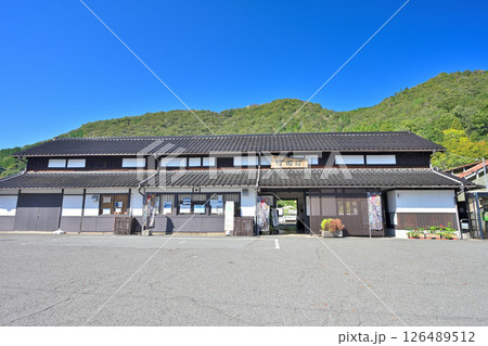 兵庫県朝来市「竹田城」を望む　竹田駅舎　 126489512