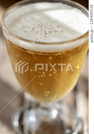 家で呑むゴブレットグラスの冷えたビール 126489516