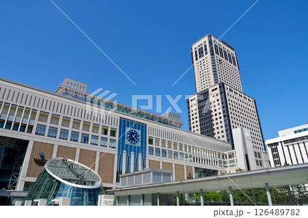 青空をバックに札幌駅南口「JRタワー」「札幌ステラプレイス」 青空をバックに札幌駅南口「JRタワー」「札幌ステラプレイス」 126489782