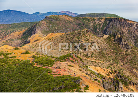 安達太良山山頂から望む鉄山方面と吾妻連峰 126490109