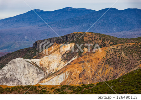 安達太良山山頂から見る沼ノ平の火口壁と吾妻連峰 安達太良山山頂から見る沼ノ平の火口壁と吾妻連峰 126490115