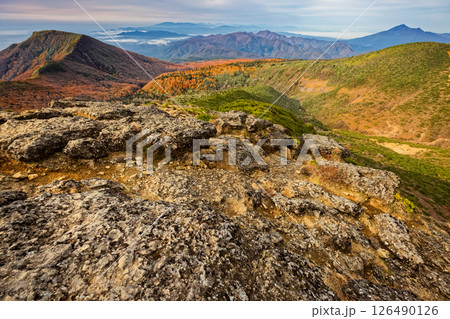 秋色の安達太良山山頂から見る和尚山・磐梯山と那須連峰遠望 126490126