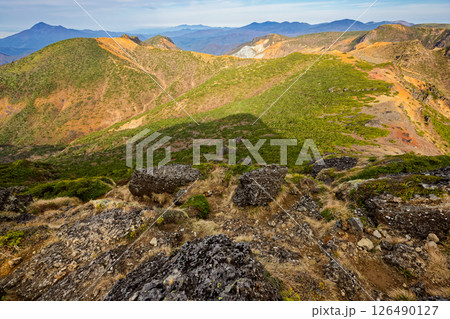 安達太良山山頂から見る鉄山・船明神山と磐梯山・吾妻連峰 126490127