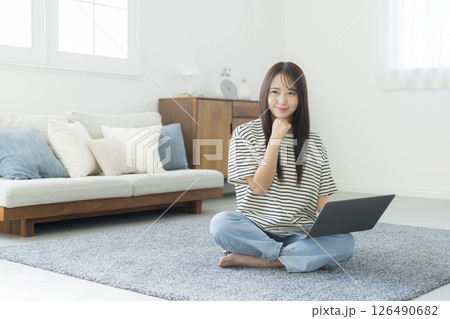 部屋でパソコンを見る女性 部屋でパソコンを見る女性 126490682
