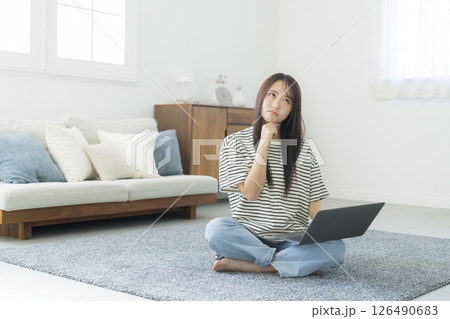 部屋でパソコンを見る女性 部屋でパソコンを見る女性 126490683