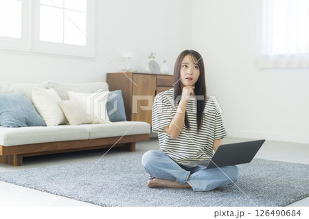 部屋でパソコンを見る女性 部屋でパソコンを見る女性 126490684