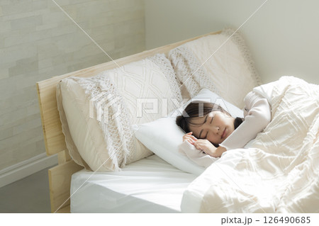 ベッドでまだ眠い女性 126490685