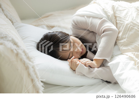 ベッドでまだ眠い女性 ベッドでまだ眠い女性 126490686