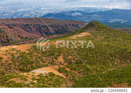 安達太良山山頂から見る紅葉の山肌と福島市方面の町並み 安達太良山山頂から見る紅葉の山肌と福島市方面の町並み 126490691