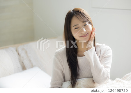 ベッドルームの女性 126490720