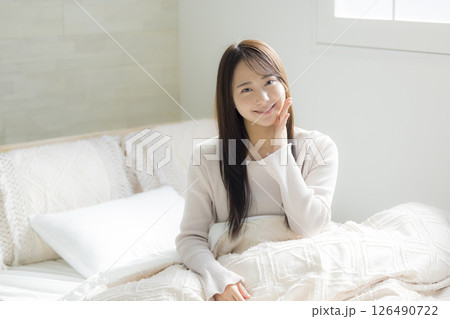 ベッドルームの女性 126490722