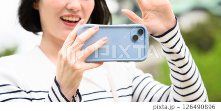 スマホで写真を撮る女性 126490896