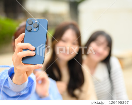 自撮りをする女性 126490897