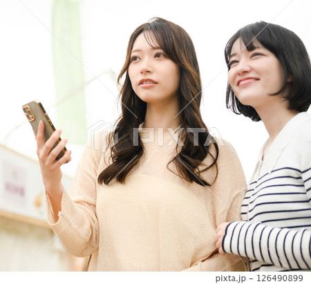 観光中の女性 観光中の女性 126490899