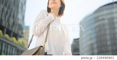 街を歩く若い女性 126490901