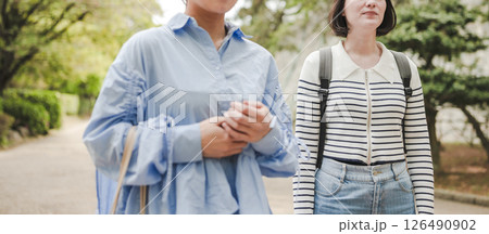 散策をする女性 126490902