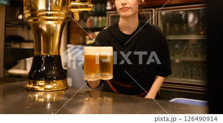 居酒屋でバイトをする女性 126490914