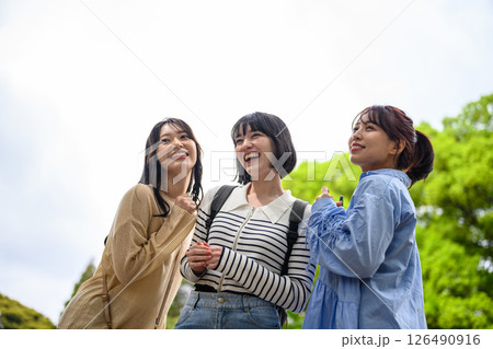 女性の観光旅行のワンシーン 女性の観光旅行のワンシーン 126490916