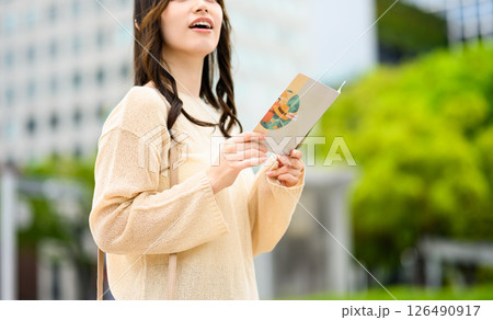 旅行中の女性 旅行中の女性 126490917