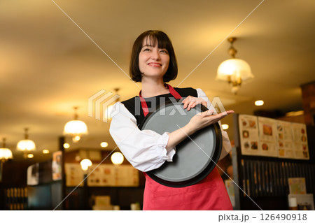 トレイを持つ笑顔のウェイトレス 126490918