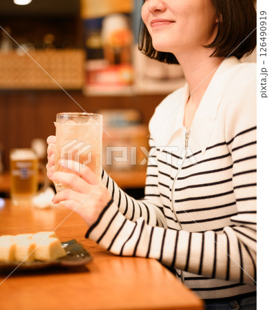居酒屋でお酒を飲む女性 居酒屋でお酒を飲む女性 126490919