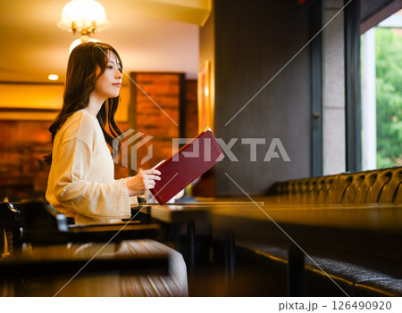 メニューを熟読する女性客 126490920
