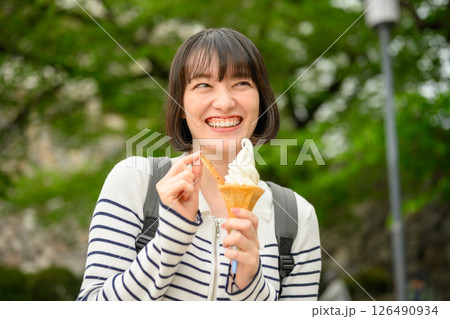 アイスを食べる アイスを食べる 126490934