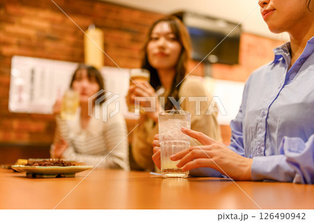 居酒屋でのワンシーン 126490942
