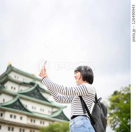 旅行をする女性のポートレート 126490943