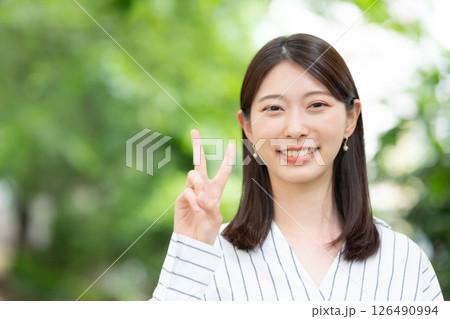女性 ポートレート 新緑 女性 ポートレート 新緑 126490994