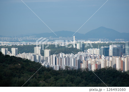 Urban sprawl cityscape of Seoul, capital of South Korea 126491080