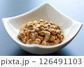 小鉢に入れられた納豆 126491103