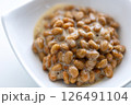 小鉢に入れられた納豆 126491104