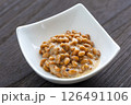 小鉢に入れられた納豆 126491106