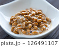 小鉢に入れられた納豆 126491107