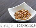 小鉢に入れられた納豆 126491108