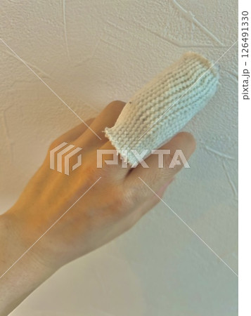 包帯を巻いた指と手のアップ写真 126491330