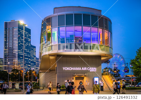 日本の東京都市景観 桜木町駅前。YOKOHAMA AIR CABIN桜木町駅などを望む 日本の東京都市景観 桜木町駅前。YOKOHAMA AIR CABIN桜木町駅などを望む 126491332