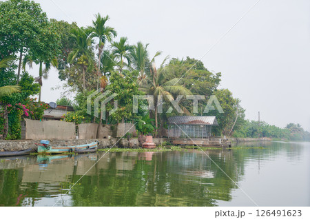 南インドケーララ州アラップーザ近郊のバックウォーター 126491623