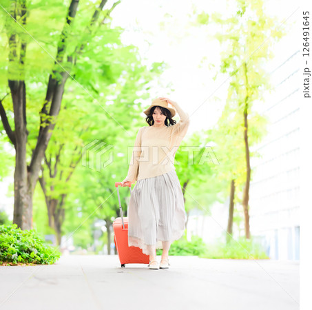 旅行をする女性のポートレート 126491645