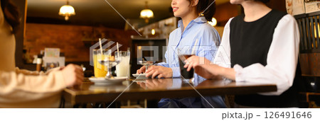 カフェで話す女性 カフェで話す女性 126491646