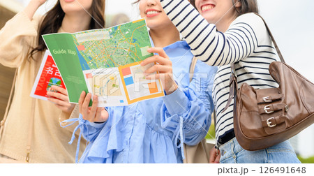女性の旅スナップ 126491648