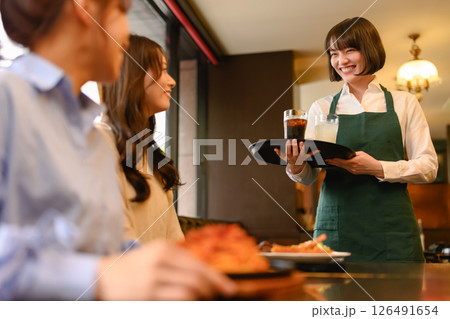 飲食店でお仕事 飲食店でお仕事 126491654