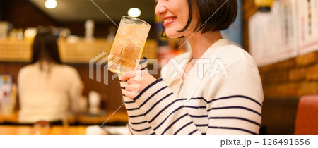 居酒屋でのワンシーン 居酒屋でのワンシーン 126491656