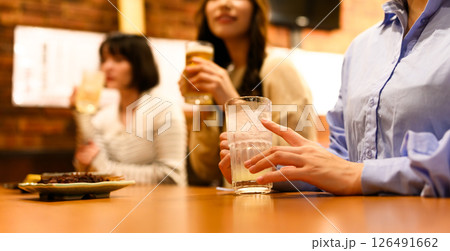 居酒屋でのワンシーン 126491662