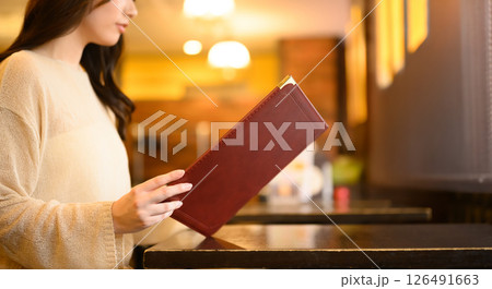 メニューを熟読する女性客 メニューを熟読する女性客 126491663