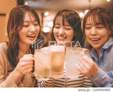 20代の女性たちが居酒屋で乾杯をするシーン 126491666
