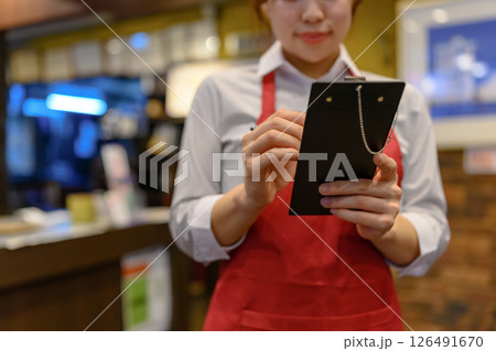 飲食店でお仕事 飲食店でお仕事 126491670